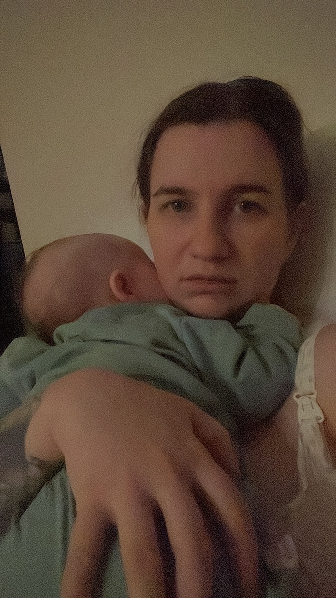 Здесь мы с Лизой переживаем последствия очередной прививки. 5-и часовой плач с короткими перерывами на сон на руках. И моё глубочайшее отчаяние от непонимания как ей помочь