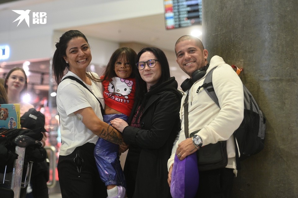    "Комсомолка" поддерживают семью Феннер уже много лет. На фото слева-направо: Кэрол Феннер, малышка Луна, корреспондент "КП" Анна Грень и Тьяго Феннер. Алексей БУЛАТОВ