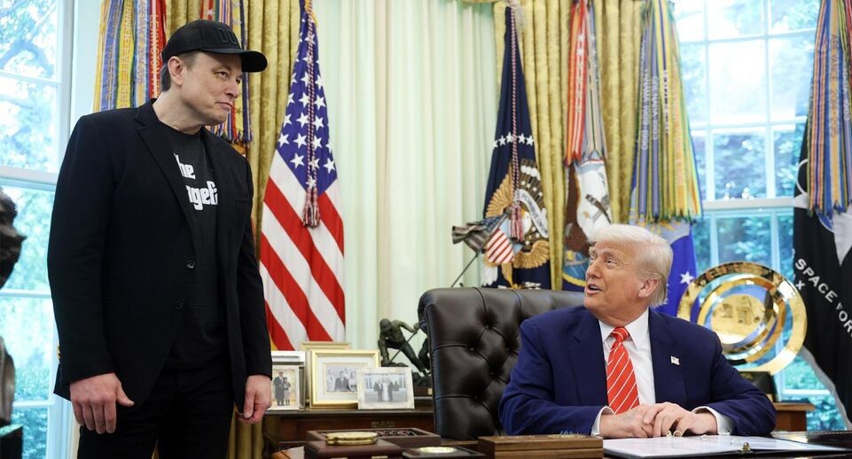    Илон Маск и президент США Дональд Трамп в Овальном кабинете Белого дома, Вашингтон, 30 мая 2025 года. CNP/AdMedia / www.globallookpress.com