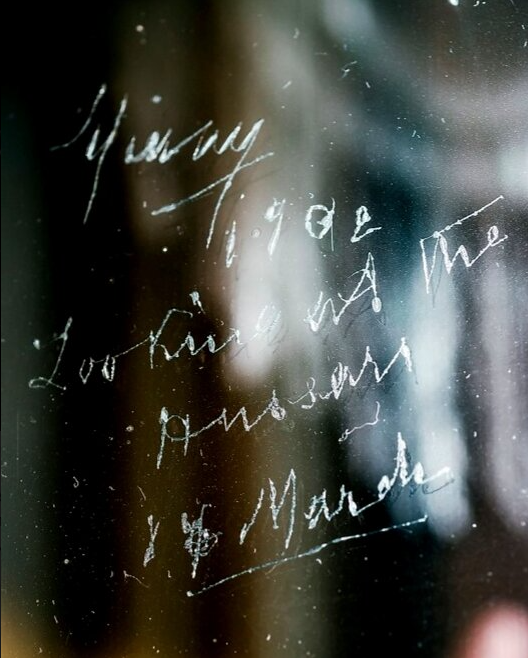 фото нацарапанной надписи