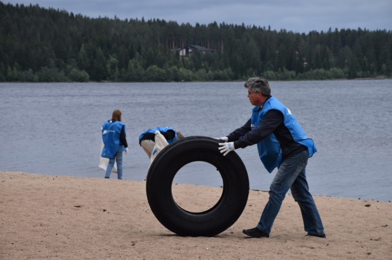    Более 50 мешков вывезли с береговой полосы Онежского озера Минприроды Карелии