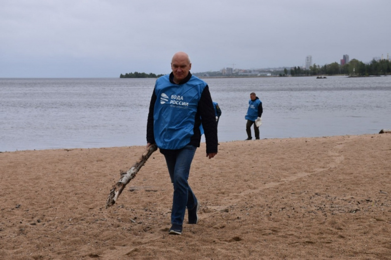    Более 50 мешков вывезли с береговой полосы Онежского озера Минприроды Карелии