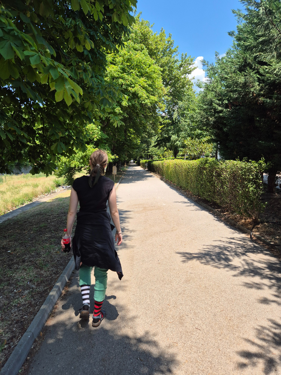 Идем к общежитию.