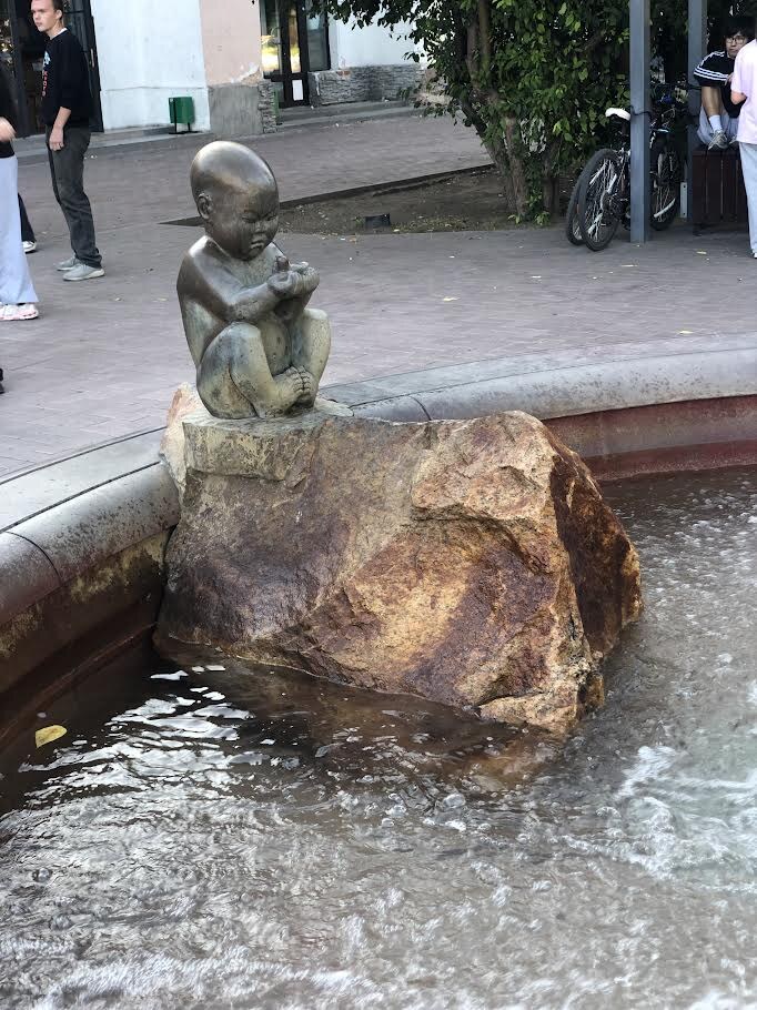 "Мальчик с птичкой", скульптор Г.Васильев, далее оригинал скульптуры.