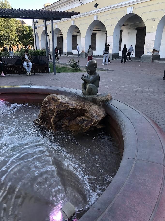 подростки облюбовали это место для игры в волейбол.