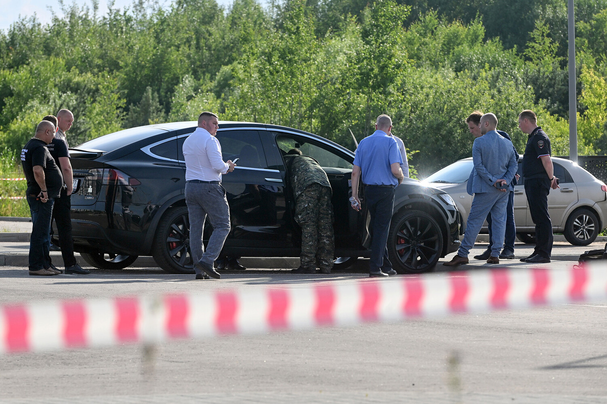 Следователи у машины экс-министра транспорта РФ Романа Старовойта на парковке в Одинцовском городском округе Московской области, где было найдено его тело, 7 июля 2025 года  