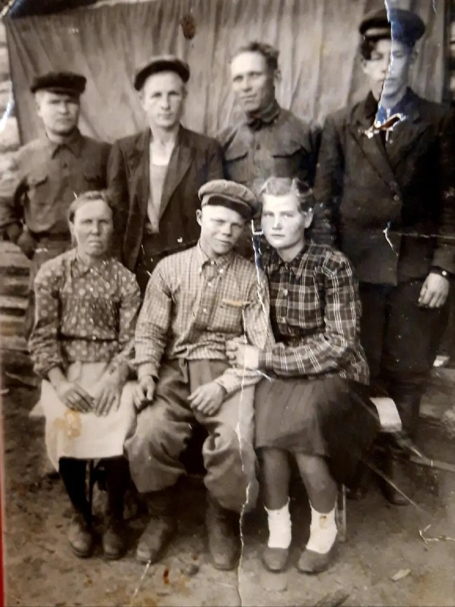 Молодежь деревни Клюкина. Фото из архива М. И. Макаровой.