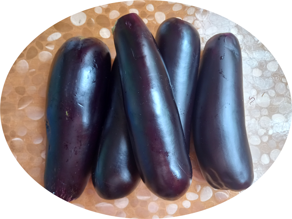 Среднего размера баклажанчики взяла. Тугенькие, гладенькие.