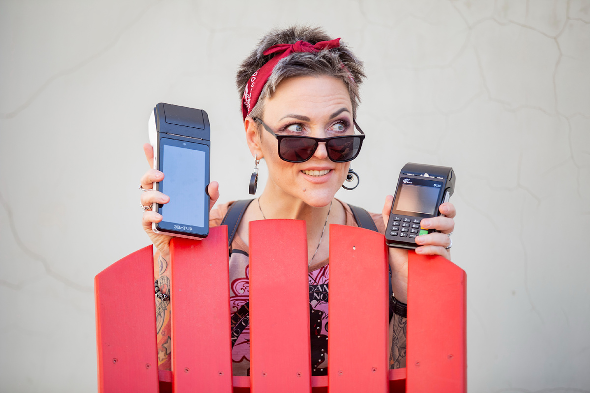 Москва, 25.05.2025 съёмки летнего сезона подкаст-сериала "говорит Art Queen" сезон "Эвенторы снова в деле". В кадре Нина Маршак (креативный продюсер, pr-агент, модель и актриса для эмоционального контента 40+), фотограф Лена Киселёва, 