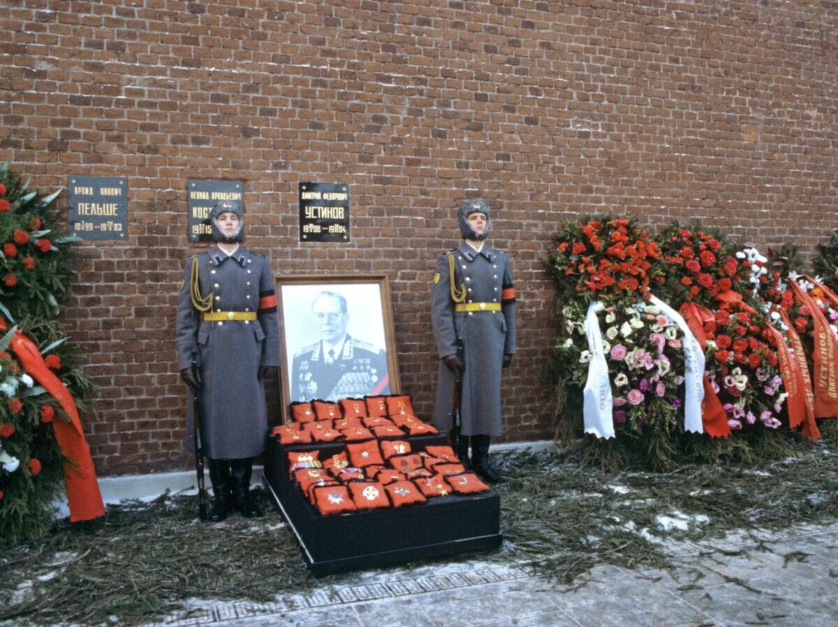    Похороны члена Политбюро ЦК КПСС, министра обороны СССР, Маршала Советского Союза, депутата Верховного Совета СССР Дмитрия Федоровича Устинова© РИА Новости / В. Акимов