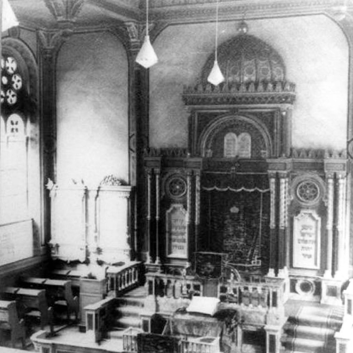 Внутренне убранство инстербургской синагоги.