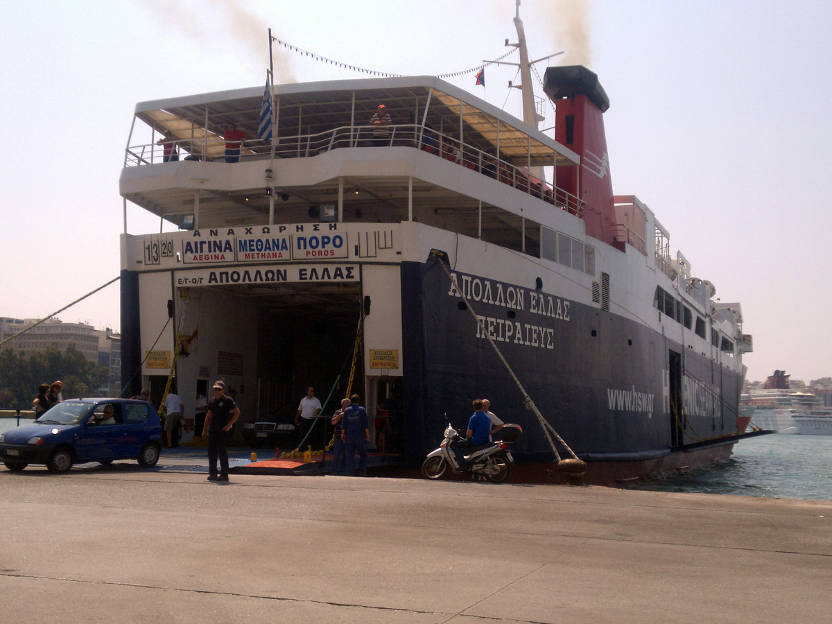 На таком пароме можно добраться до Эгины