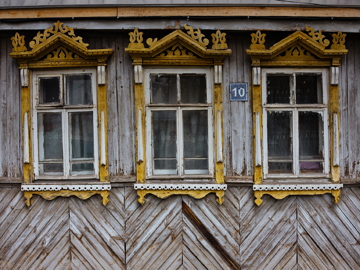 Наличники красивые, рамы деревянные, а внутри может быть сюрприз!