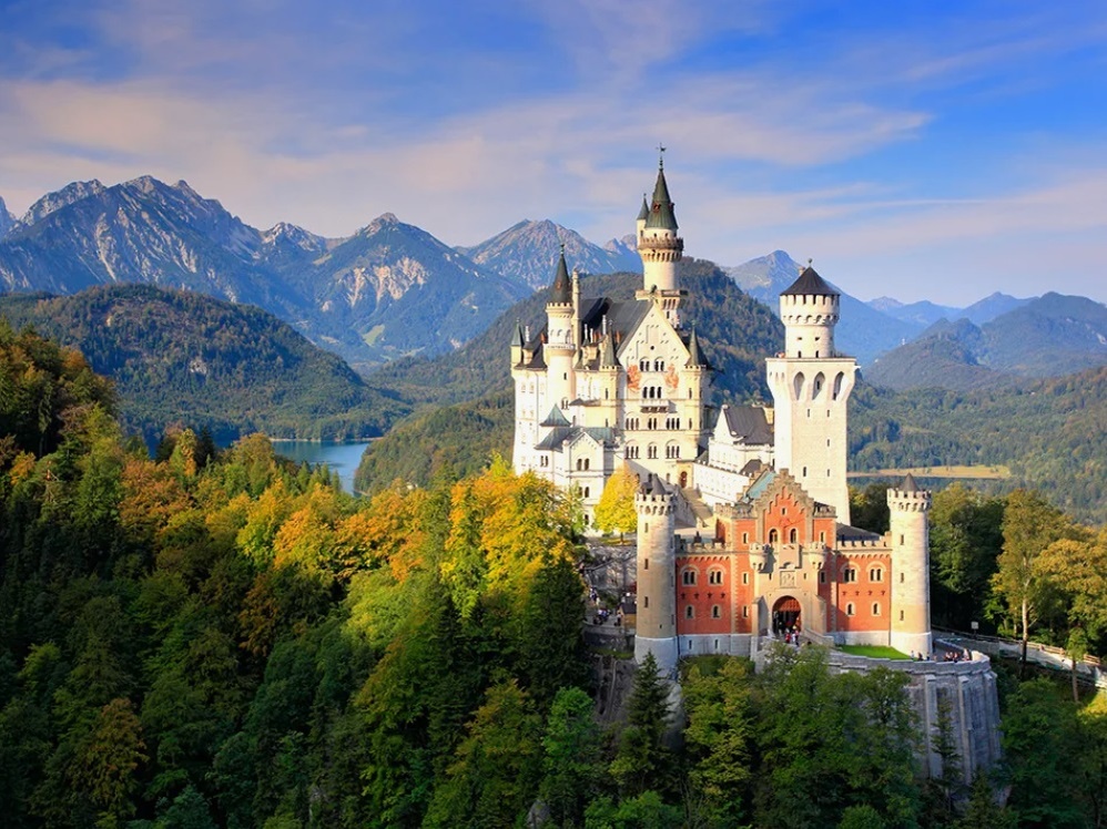  Нойшванштайн — «лебединый замок». 