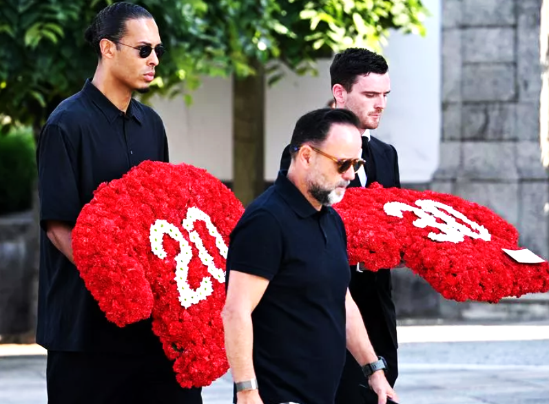    Капитан «Ливерпуля» Вирджил ван Дийк и Энди Робертсон несут цветочные композиции с надписями "20" и "30"на похороны Диогу Жоты и его брата Андре СилвыСоцсети