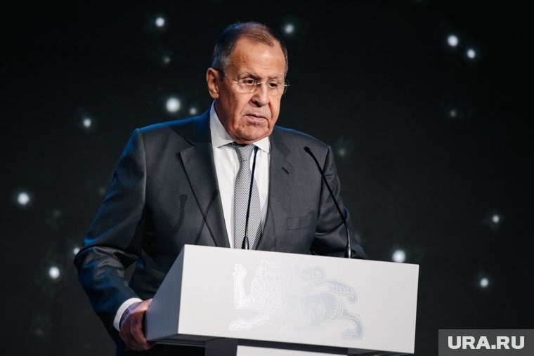    Журналисты несли стулья в помещение, чтобы оказаться на конференции, сообщили РИА Новости