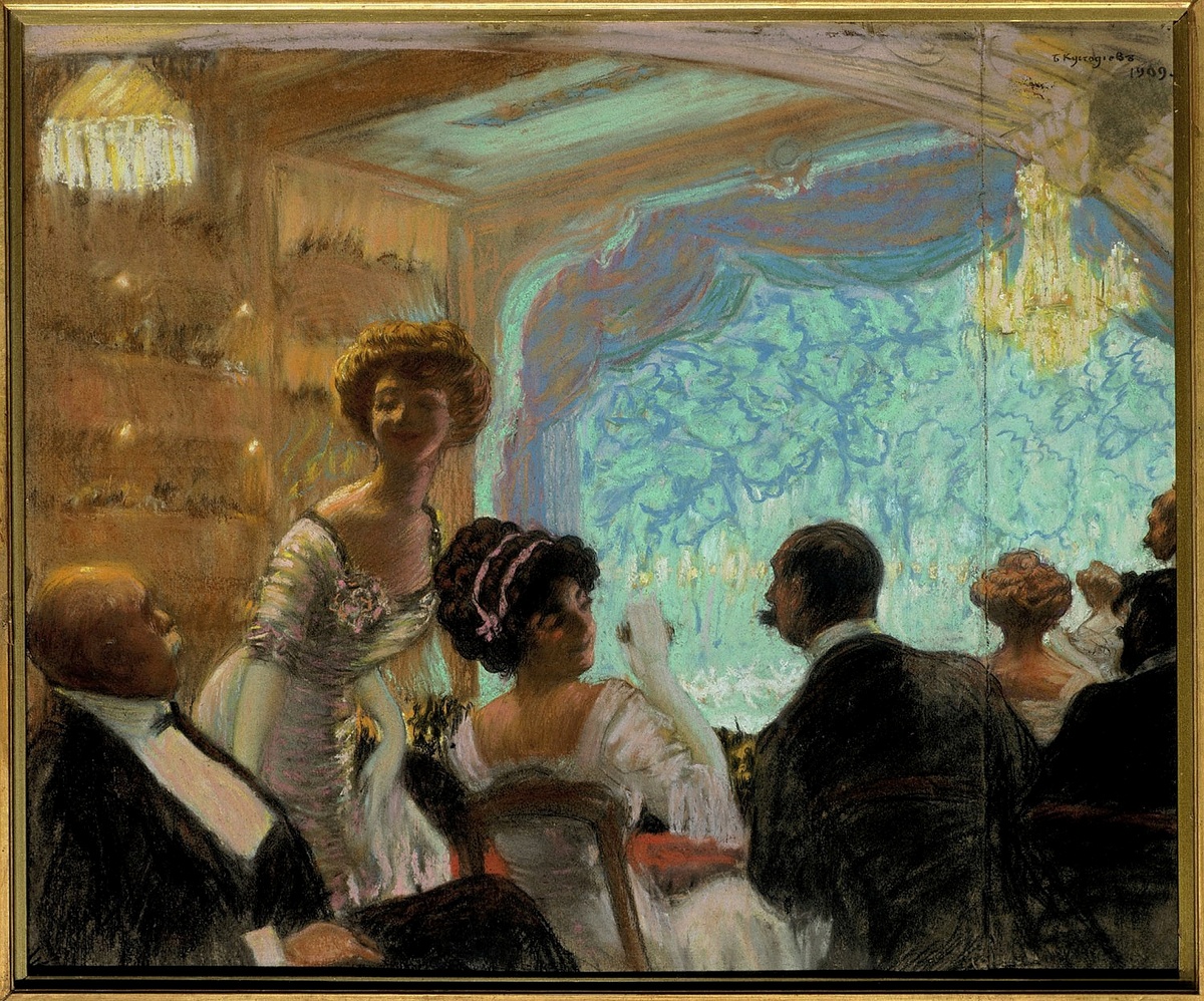 Кустодиев Борис Михайлович, «В ложе», 1909, бумага на картоне, пастель, уголь, частная коллекция. Любопытно: в биографии Кустодиева есть мотив, который рифмуется с этой сценой. Его возлюбленную, Юлию Прошинскую, родственники отговаривали от брака с художником, надеясь на более «выгодную партию». Почти три года они встречались тайком, писали друг другу письма, а театры Петербурга были их тихим убежищем. Возможно, «В ложе» — это как раз воспоминание об одной из таких встреч. Тем более, в юной героине картины угадывается портретное сходство с будущей женой художника.