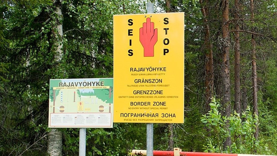    Граница Финляндии и России. Предупреждающие знаки в пограничной зоне. Автор фото: wikimedia.org