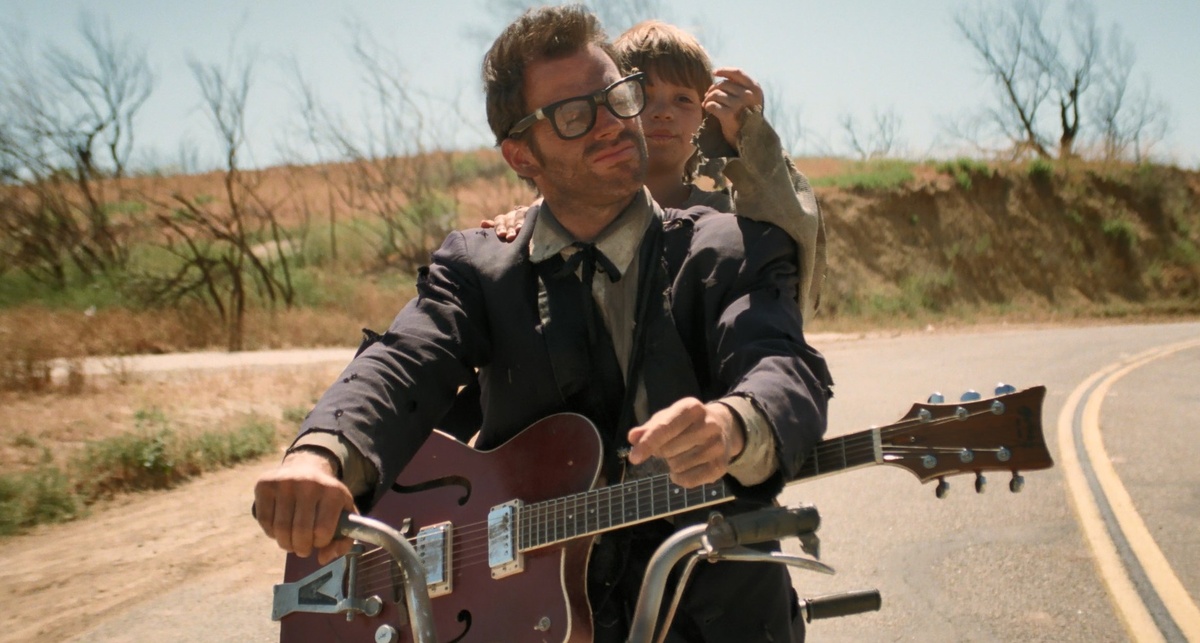 Кадр из фильма «Шестиструнный самурай» (1998)