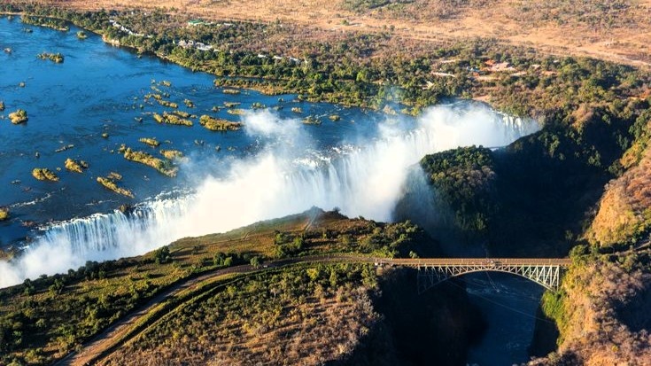 Водопад и  мост с которого прыгала Эрин