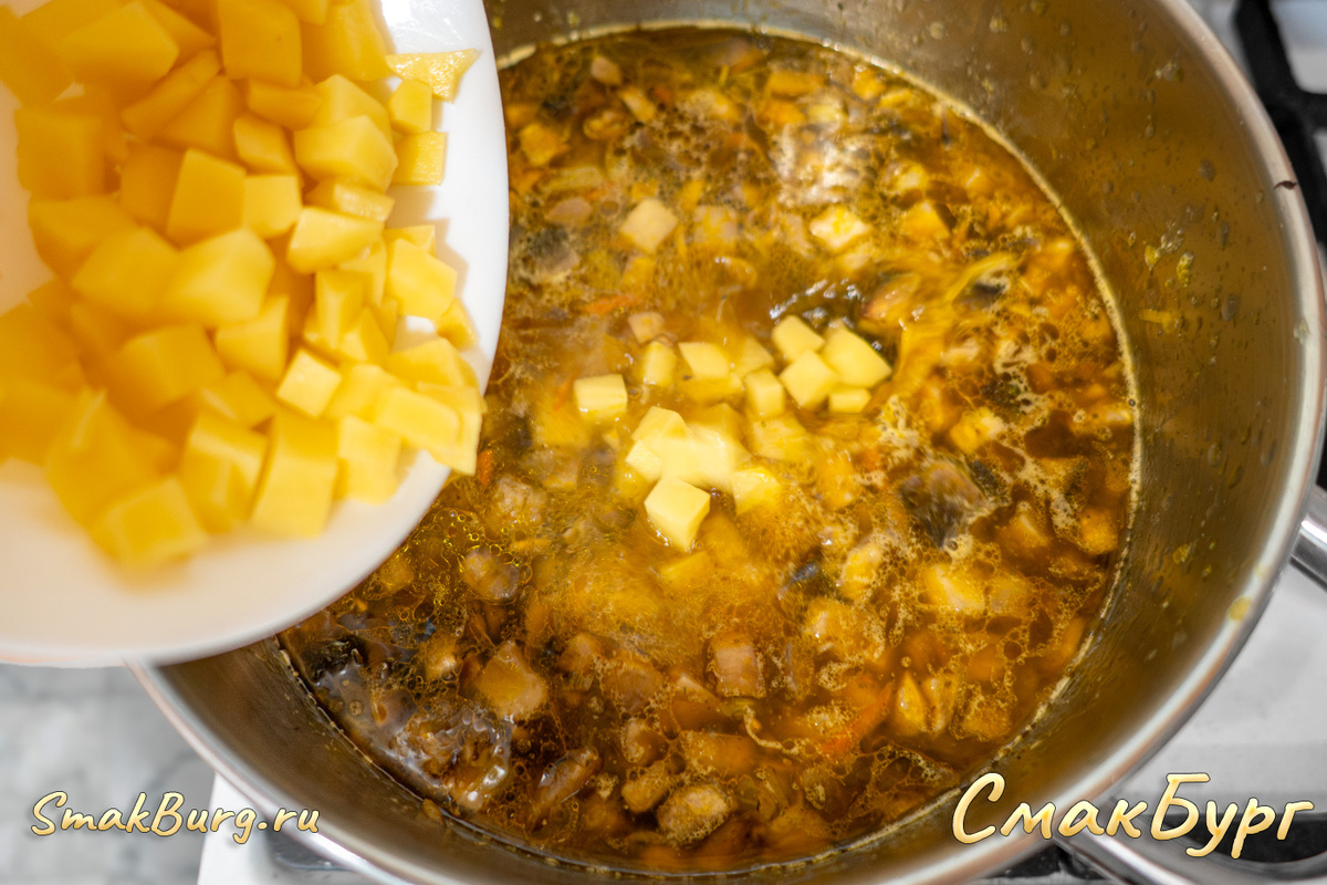 Добавляем в ароматный супчик нарезанный картофель