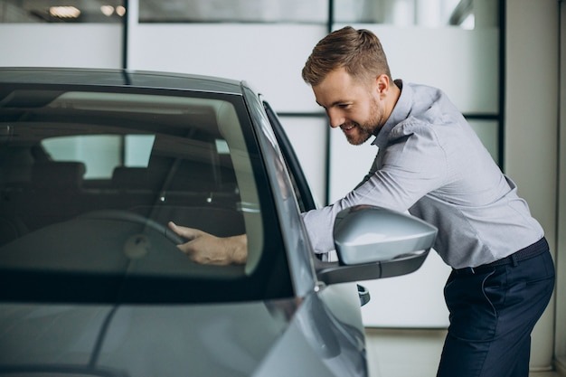 Фото заимствовано - https://ru.freepik.com/premium-photo/young-man-wiping-his-car-after-car-wash_15036871.htm