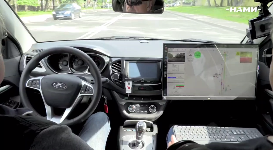 Кроме Aurus Komendant, на стенде института был представлен и другой участник испытаний – Lada Vesta, также оснащенная российской беспилотной системой. 