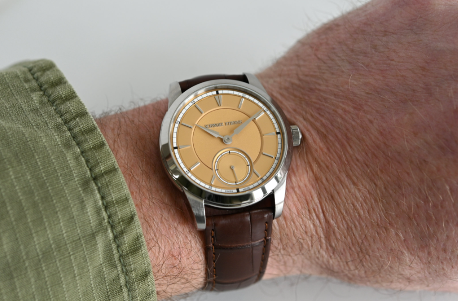 Основные характеристики:

Диаметр: 39 мм, толщина: 10,9 мм
Титан, матовая и полированная отделка
Сапфировое стекло спереди и сзади
Водозащита 50 м
Циферблат серебристый, сланцево-серый или розовое золото, секторная разметка
Полированные индексы и стрелки
Встроенный микро-роторный калибр ASE300.00, 191 деталь
Частота 21 600 пк/ч
Запас хода 86 часов
Часы, минуты, секундная стрелка с остановкой
Ремешок из аллигатора или телячьей кожи с титановым застежкой
Цена: CHF 18 000