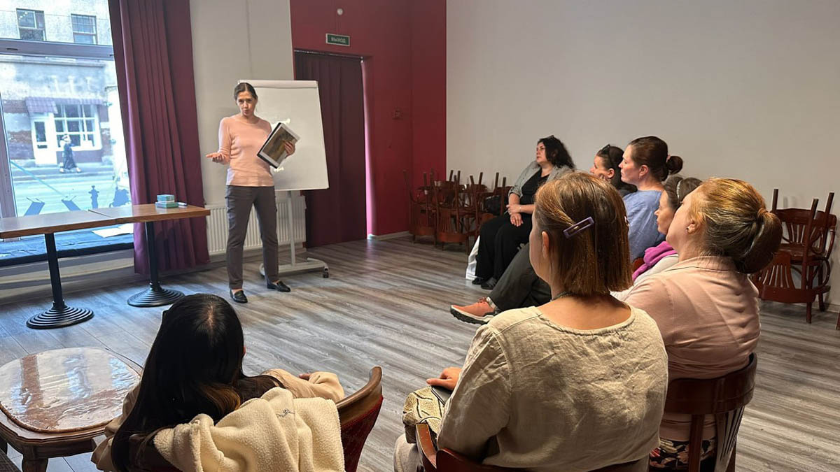    Ксения Чекмарева проводит тренинг для педагогов-волонтёров из Санкт-Петербурга (июнь 2025)