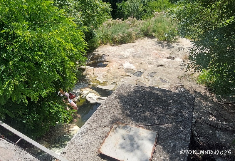 Ванны под Провалом, кажется, наполняются только дождевой водой, а не питаются никаким подземным источником |©yoklmnru2025