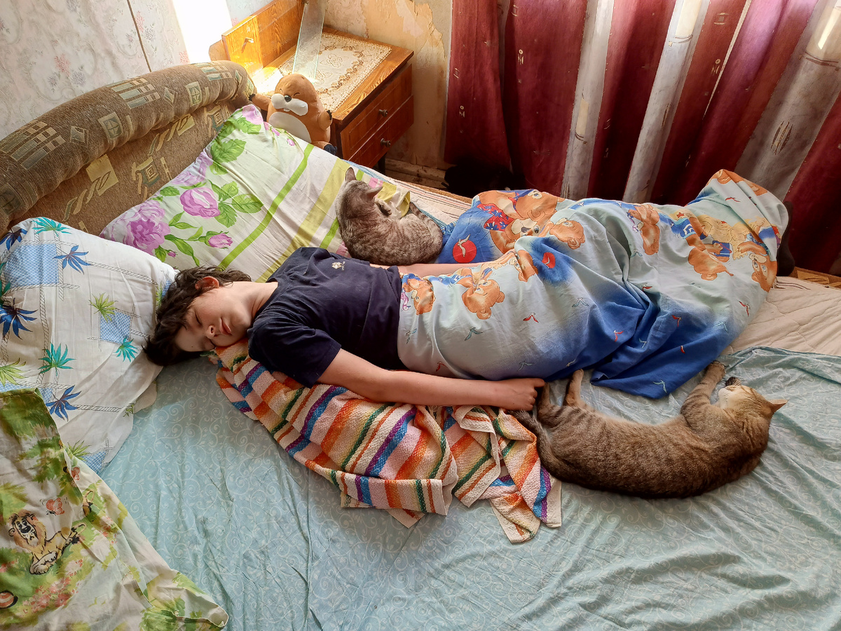 Это - старший. Вот ему то и досталось мое взросление