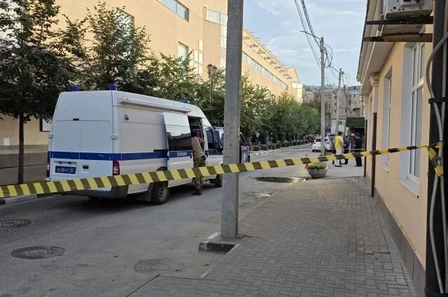    При взрыве у ТРЦ «Малина» пострадали пять человек: один погиб, четверо госпитализированы в состоянии средней тяжести.