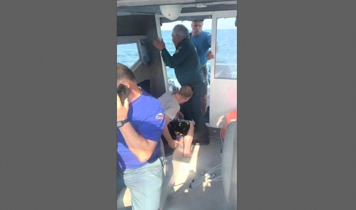 Спасатели подняли горе-путешественника на борт катера. К счастью, он лишь немного обгорел на солнце