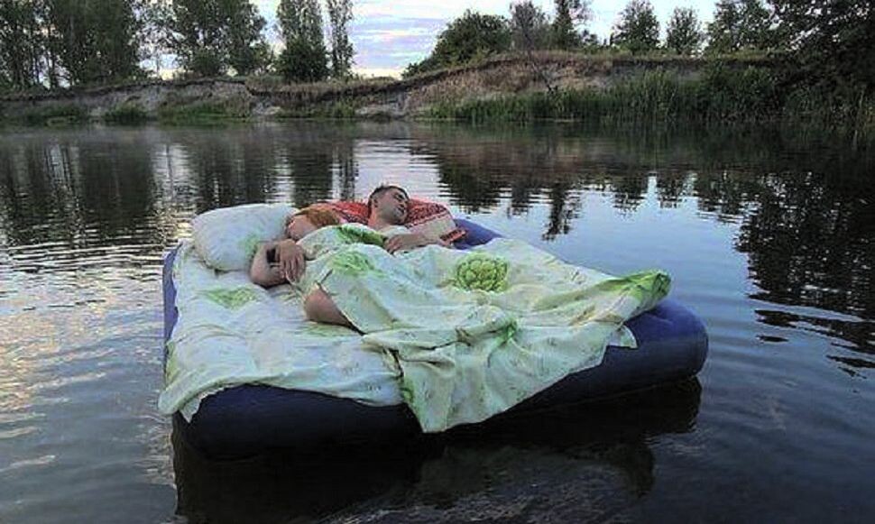 Решил отдохнуть на природе, комаров не боится