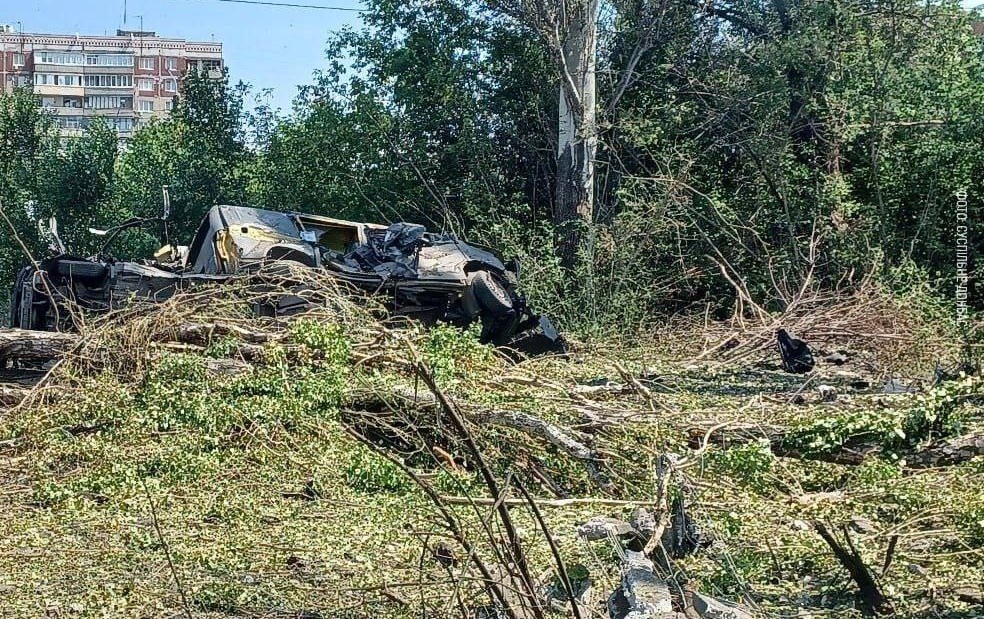 Последствия одного из ударов в Краматорске. Удар пришелся по СТО на Станкострое где ремонтируется техника ВСУ, источник Телеграм-канал Сводки и Аналитика СВО (Резерв)