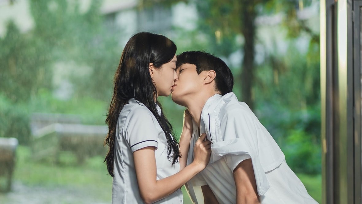    Кадр из дорамы «Наше любимое лето», реж. Ким Юн-джин, Seoul Broadcasting System (SBS), Studio N, Super Moon Pictures