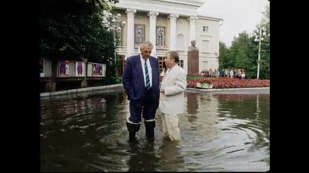 Валериан Мухин - Евгений Матвеев, заведующий Дворцом Культуры - Михаил Светин