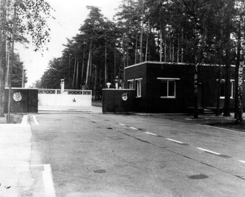 КПП военного городка. Фото из интернета для иллюстрации, к делу не относится. Но кто-то возможно там служил, жил и вспомнит где это))