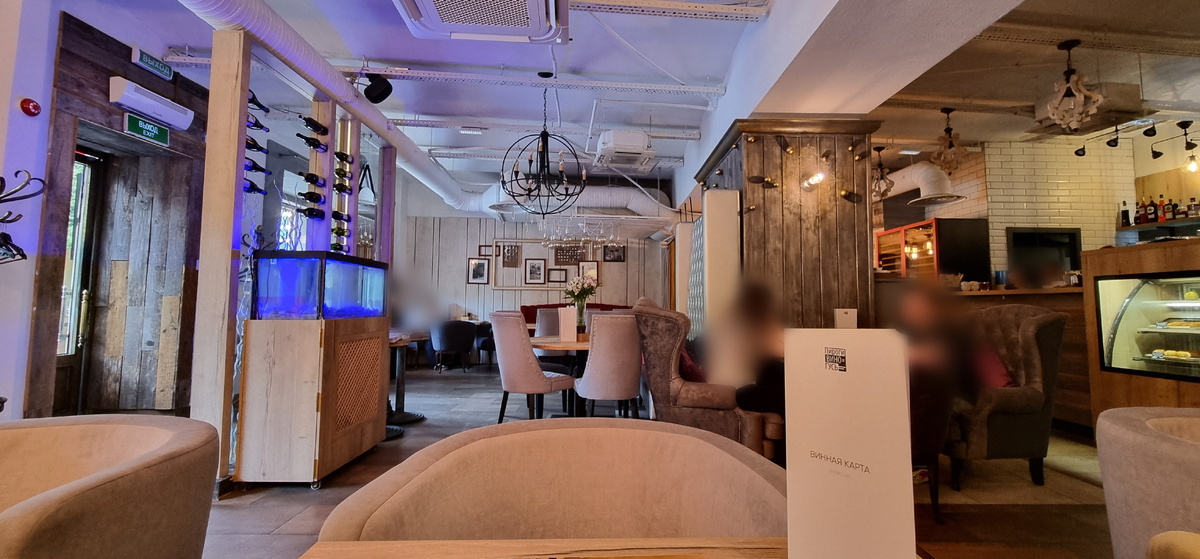 "Пироги, вино и гусь", интерьер