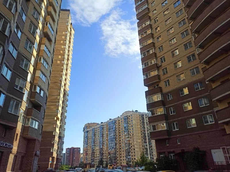 Жилые дома на улице Маршала Казакова в городе Санкт-Петербурге.