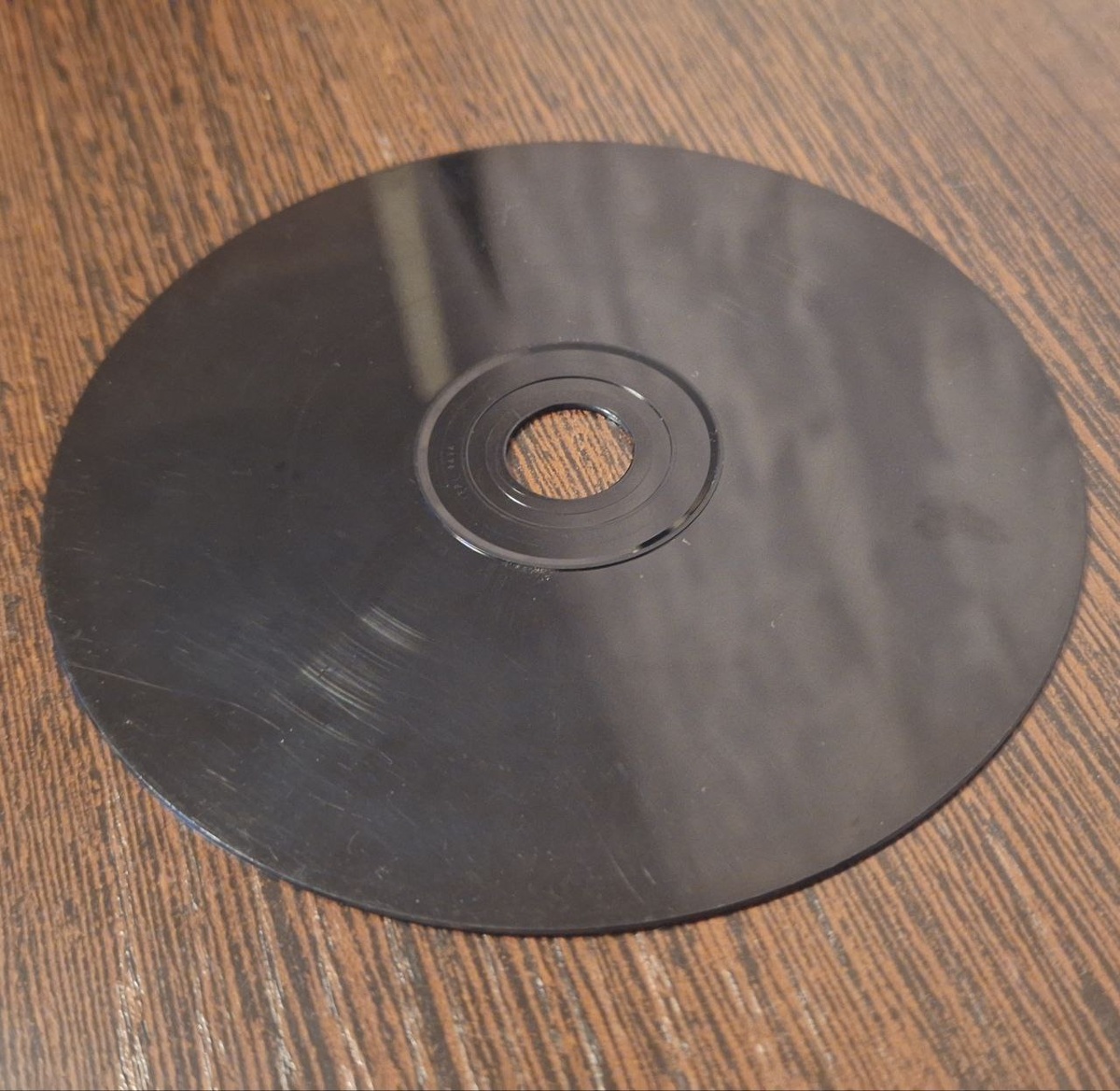 С обратной стороны основание диска черное, именно так выглядит лицензия и никак иначе!