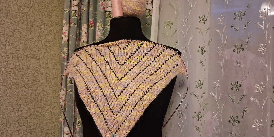 Вяжу,вяжу!Распускаю...!Снова вяжу треугольную косынку от прямого угла.