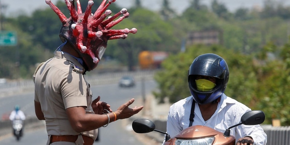 Сотрудники полиции, которые круглосуточно несут службу на улицах, говорят, что шлем помогает информировать людей. Источник: newindianexpress.com