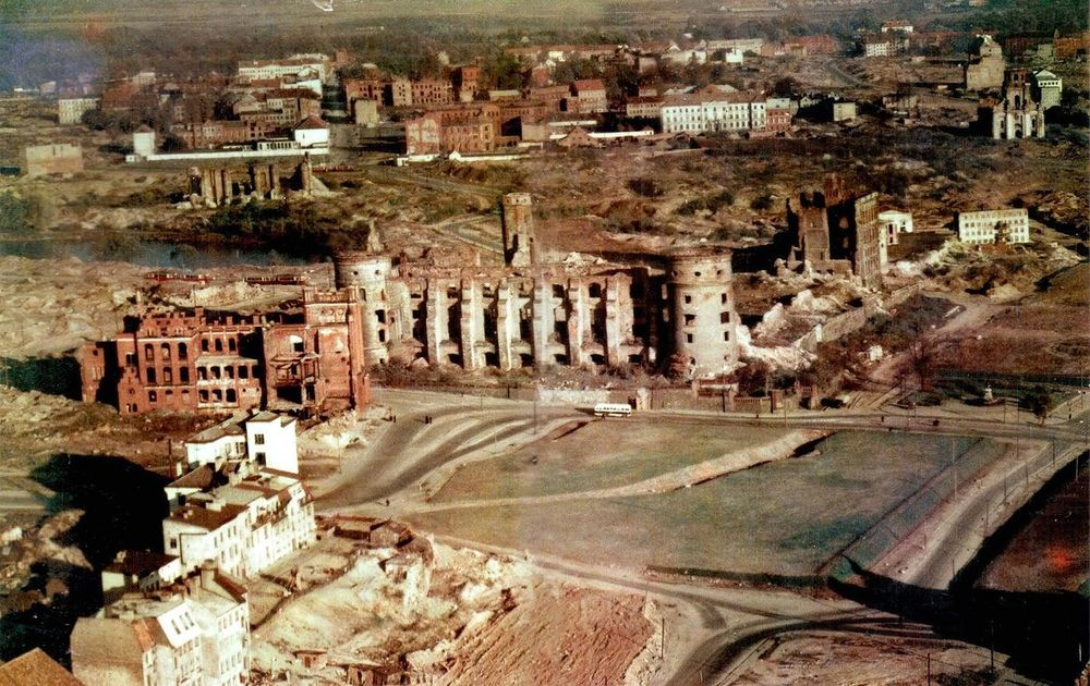 Фотоиллюстрация: 60-е годы XX века. Королевский замок-крепость «Королевская гора» в Калининграде (бывшем Кёнигсберге). Однажды в январе 1972 года, выполняя приказ лейтенанта Палкина и получив в отделе картографии Главного штаба ДКБФ навигационные пособия, я самовольно прогулялся по городу, выбирая развалины и видел своими глазами, как мощный бульдозер огромным крюком-плугом «добивал», крошил и разравнивал развалины прусского Королевского замка-крепости, который взорвали в 1968-1969 годах, когда была компания искоренения всего немецкого и готического в архитектурном облике советского города Калининграда.