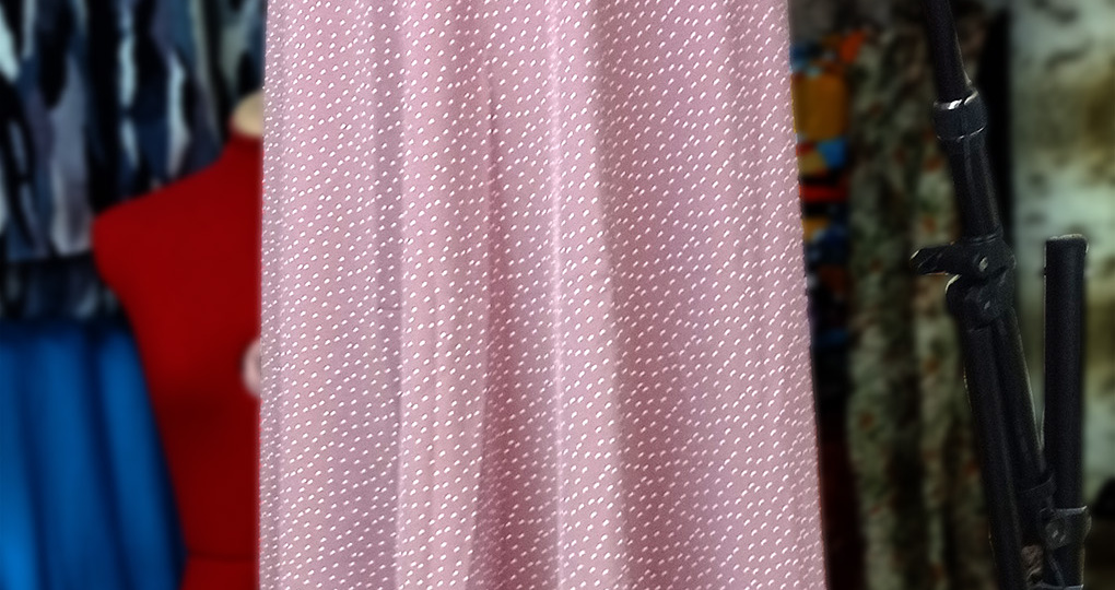 Как выровнять низ расклешённой юбки или платья с помощью лазерного уровня.