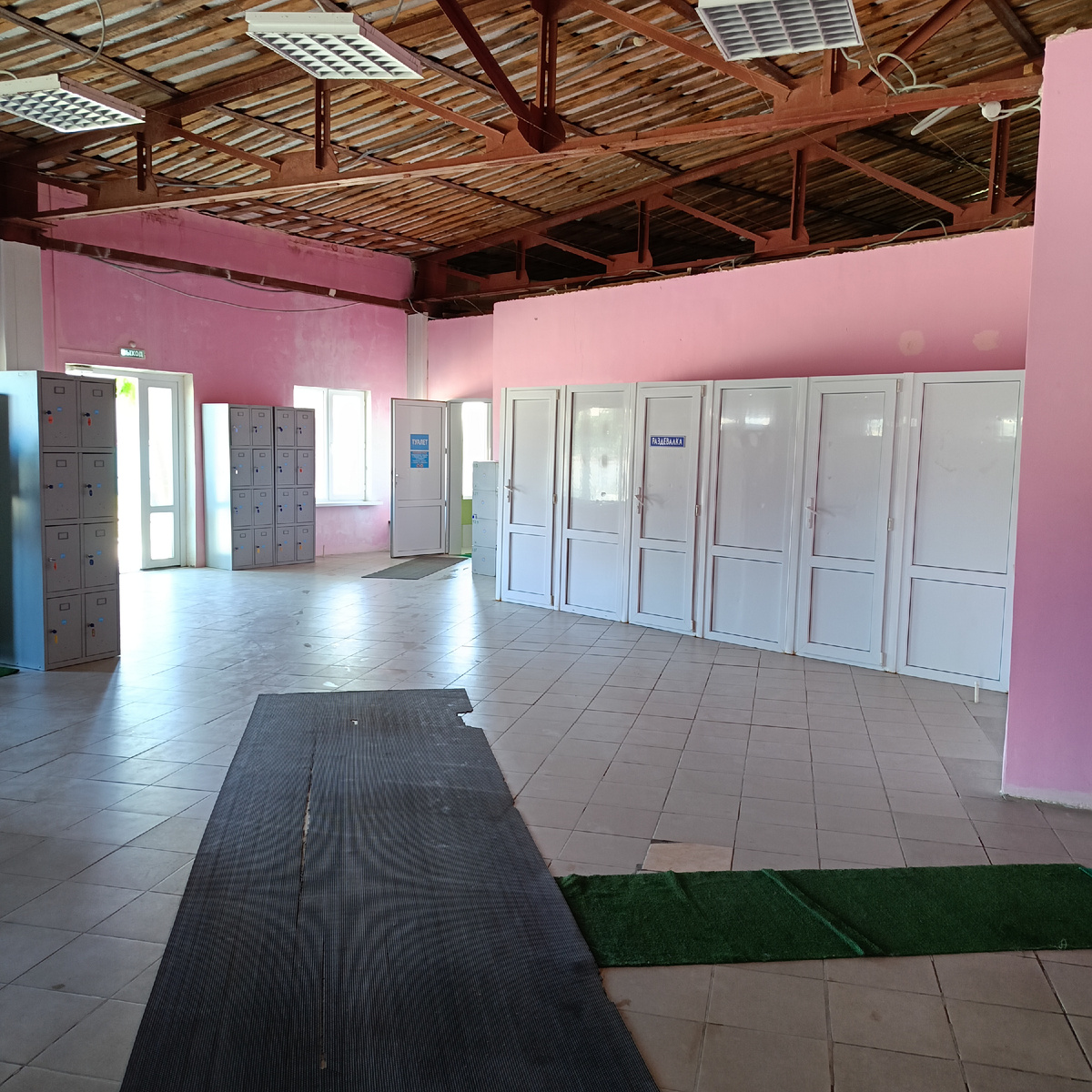 Справа раздевалки. Открытая дверь прямо туалеты. Фото автора.