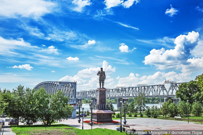 Памятник российскому императору Александру III на набережной реки Обь в парке "Городское начало". Новосибирск, Сибирь, Россия (2017 год)