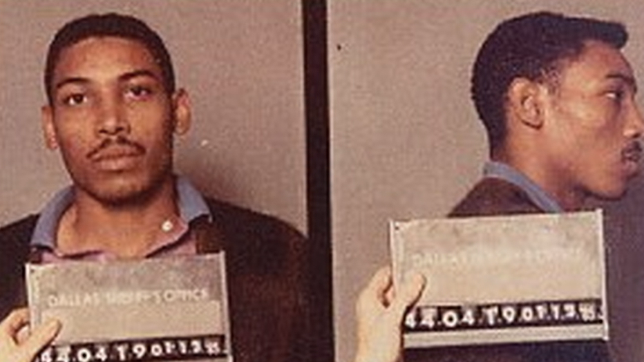 🕰 Как всё произошло

В 1987 году Бенджамин Спенсер (Benjamin Spencer), тогда 22-летний парень из Далласа, был приговорён к пожизненному заключению за убийство и угон автомобиля, произошедшее годом ранее. Выступал в качестве ключевого доказательства шпион-тюремщик, который давал ложные показания в надежде на уменьшение своего срока  .

Ещё больше усугубило ситуацию то, что прокуратура не передала суду весомые улики на его невиновность, включая отпечатки, не соответствующие ему  .


🚨 Долгие годы борьбы и воссоздания правды

Спенсер всё эти годы настаивал на своей невиновности. Его адвокат Чери Уоттли посвятила делу более 20 лет, привлекая внимание местного офиса защиты от судебных ошибок и СМИ  .

Только к 2021 году офис прокурора официально признал, что доказательств его вины нет. Его освободили под залог  .


✅ Окончательная справедливость

В начале 2024 года Техасский Апелляционный суд официально аннулировал все обвинения — ненадёжные показания и сокрытые доказательства оказались достаточной причиной  .

Спенсер: 34 года в тюрьме. «Это хороший день, — сказал он. — Я просто счастлив, что он наконец наступил»  .


💰 Что дальше

Техас допускает компенсацию до $80 000 за каждый год заключения — Спенсер может претендовать на огромную сумму  .

Он теперь стремится жить честно и стать примером для других, кто столкнулся с «системной ошибкой»  .