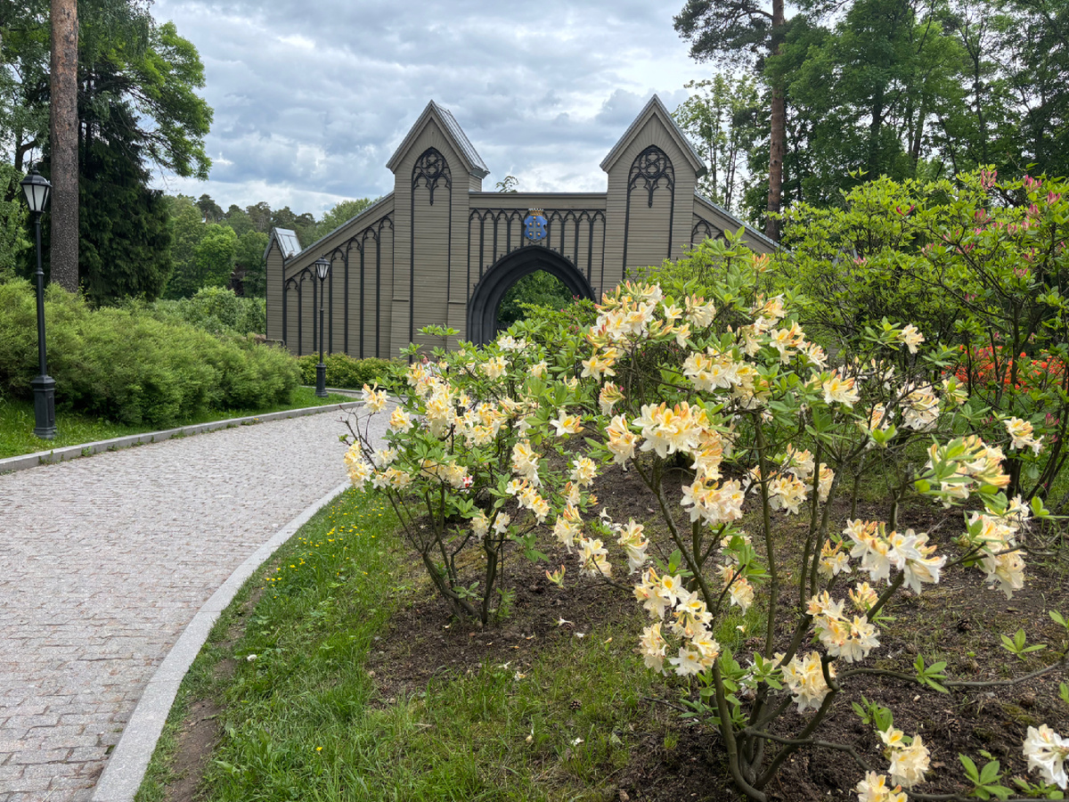 Вход в парк через ворота в неоготическом стиле