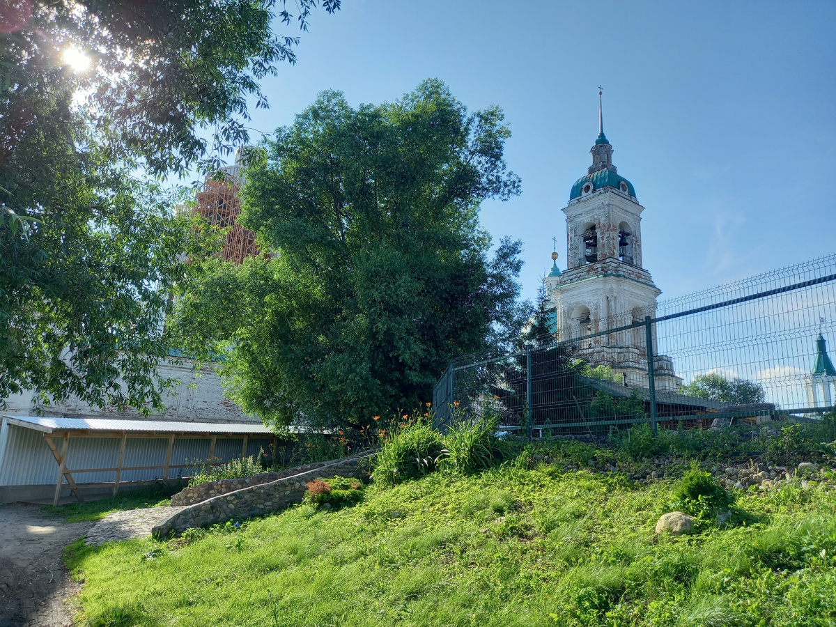 Колокльня Спасо-Яковлевского монастыря. Фото автора.